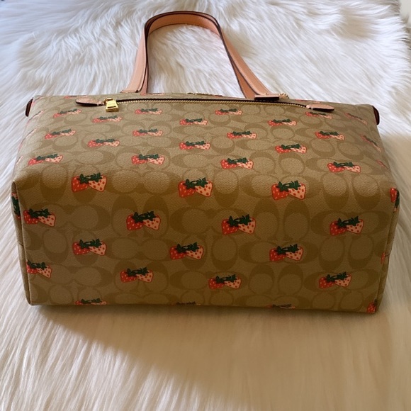 NWT💃Coach Gallery Tote In Signature Canvas With Strawberry Print - Picture 4 of 12